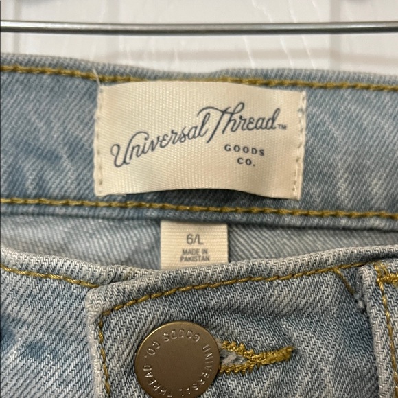 Universal Thread Light Wash Flared Leg Jeans - Picture 2 of 4